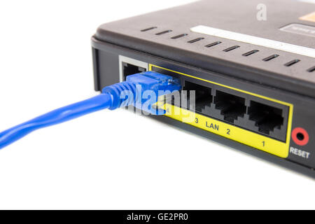 Close-up-LAN UTP RJ45 Cat5e verbinden mit ADSL-Router-Netzwerk-switch Stockfoto