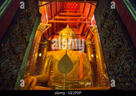 Große goldene Buddha-Statue im Tempel Wat Phanan Choeng Worawihan Tempel, Ayutthaya, Thailand, World Heritage Stockfoto