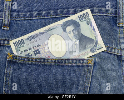 japanischer Yen in Jeans-Tasche, 1.000 yen Stockfoto