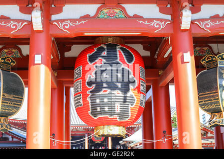 Kaminarimon in Tokio im Tempel der Senso-Ji in bunten Stadtteil Asakusa Ostteil der japanischen moderne Hauptstadt - Religion Stockfoto