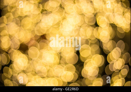 Golden Christmas Lights bei Nacht, goldene Bokeh Hintergrund Stockfoto