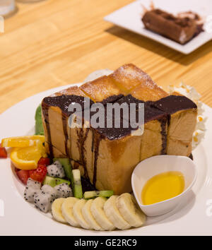 Honig-Toast mit Eis und Obst Stockfoto