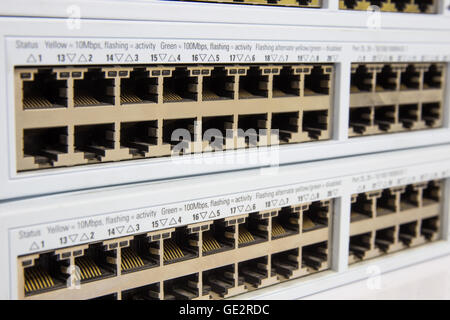 Close-up Anzeigen teilweise LAN-Netzwerk-Switches Stockfoto