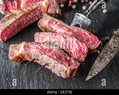 Mittlere Rib-Eye Steak auf dem Graphit-Tablett. Stockfoto