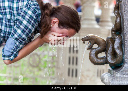 Schlangenquelle im Colonnade, Mineralwasser, Frau Wasch-Gesicht, Karlsbad Tschechische Republik Brunnen Stockfoto