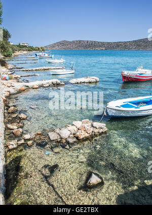 Fischerboote auf dem Elounda Küste von Kreta. Stockfoto