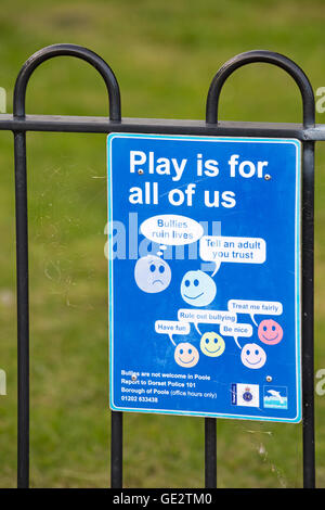 Spielen ist für uns alle Schläger ruinieren Leben Sag einem Erwachsenen, dass du vertraust Treat Me Fairly Rule Out Mobbing viel Spaß sei schön Zeichen am Zaun in Poole, Dorset UK Stockfoto