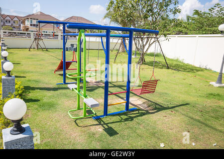 Bunte Kinder-Spielplatz im Dorf Stockfoto