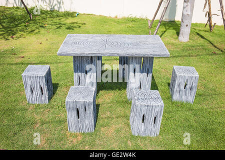Moderner Tisch und Stühle set stehen auf einer Wiese im Garten Stockfoto