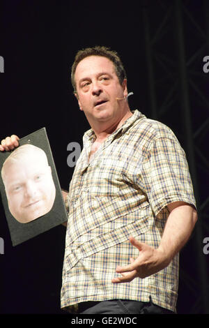 Mark Thomas, Streik Komiker & politischer Aktivist, mit seiner Show über die Bergleute "The Red Shed", Latitude Festival 2016, Henha Stockfoto