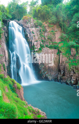 Schön tief im Wald Wasserfall am Haew Narok Wasserfall, Nationalpark Khao Yai, Thailand Stockfoto