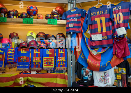 Fußball Club Barcelona offiziellen Trikots und Ware für den Verkauf in einem Stall an den Ramblas. Barcelona. Katalonien. Spanien Stockfoto