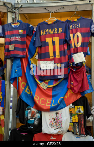 Fußball Club Barcelona offiziellen Trikots und Ware für den Verkauf in einem Stall an den Ramblas. Barcelona. Katalonien. Spanien Stockfoto