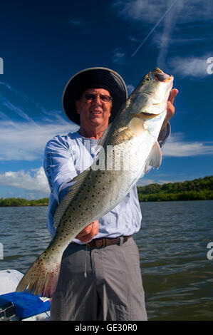 Großen Gator "Forellen sind oft gefangen in Floridas Moskito Lagune in der Nähe von New Smyrna Beach an der Ostküste. Stockfoto