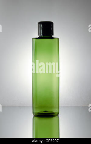 Glasflaschen für kosmetische Produkte mit weißem Hintergrund Stockfoto