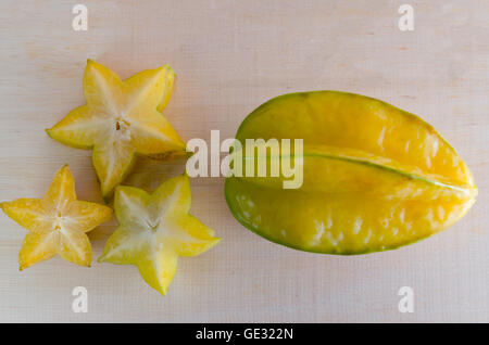 Sternapfel Obst (auch bekannt als Carambola, Sternfrüchte, Gattung Karambolen, Bilimbi, Arkin in Florida, Dah Pon, Ma Fueng, Maha in Stockfoto