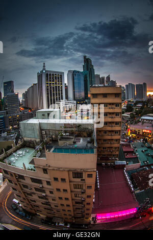 Landschaft urban Makati Manila Philippinen Baukunst Skyline Wolkenkratzer Rotlicht Sonnenuntergang Stockfoto