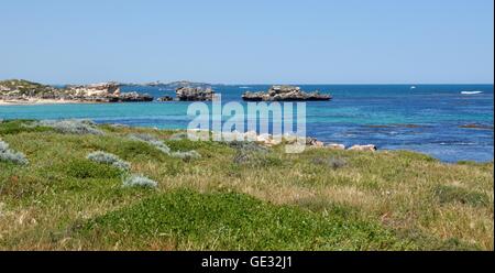 Bewachsenen Dünen an der Küste und Kalkstein Felsen Outcroppings im türkisfarbenen indischen Ozean am Punkt Peron in Western Australia. Stockfoto