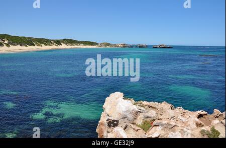 Türkis-grüne indischen Ozean Seelandschaft mit Küstendünen, Kalkfelsen und Sandstrand an der Point Peron in Western Australia. Stockfoto