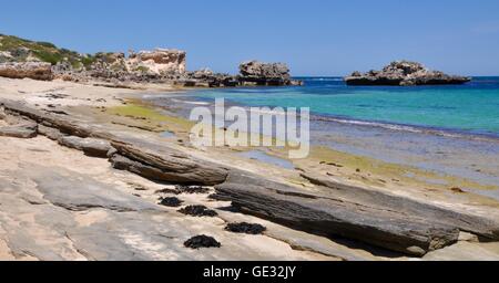 Kalkstein-Rock-Welle-Schnitt-Plattformen an einem Strand am Punkt Peron mit Algen, Outcroppings und den Indischen Ozean in Western Australia. Stockfoto