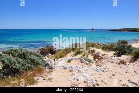 Kalkstein, einheimischen Pflanzen und türkis-grüne indischen Ozean Seelandschaft vom Sandstrand am Punkt Peron in Western Australia Stockfoto