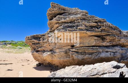 Einzigartige Kalksteinformationen in den Sanddünen am Punkt Peron unter einem strahlend blauen Himmel in Rockingham, Western Australia. Stockfoto