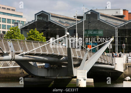 Irland, Dublin, 2005 Sean O'Casey Fußgänger Fußgängerbrücke über Fluss Liffey führt zu Chq Gebäude Stockfoto