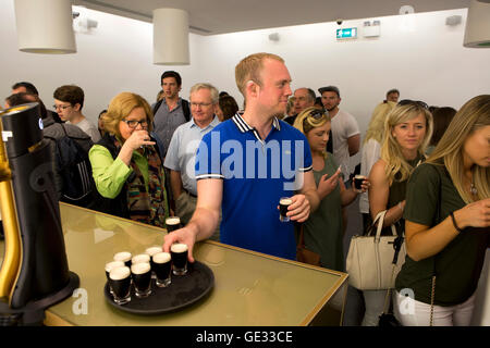 Irland, Dublin, Ainsfort Street, Guinness Storehouse Brauerei Besucherattraktion, Probierstube Stockfoto