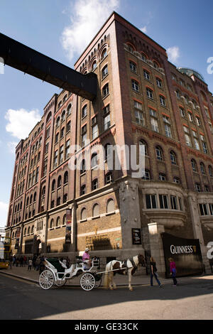 Irland, Dublin, Ainsfort Street, Pferd und Wagen außerhalb Guinness Storehouse Brauerei Besucherattraktion Stockfoto