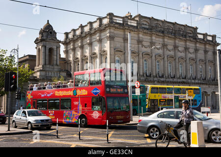 Irland, Dublin, Steven Street, rote Stadt Sightseeing Tourbus Heuston Bahnhof vorbei Stockfoto