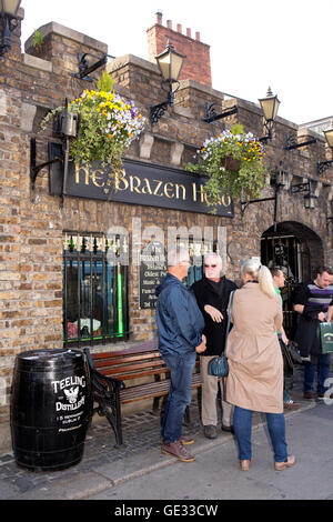 Irland, Dublin, Bridge Street, Kunden außerhalb Brazen Head Inn, Dublins älteste Pub (1198) Stockfoto