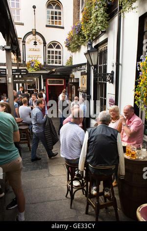 Brazen Head Inn, Dublins älteste Pub (1198), Kunden im Innenhof, Bridge Street, Dublin, Irland Stockfoto