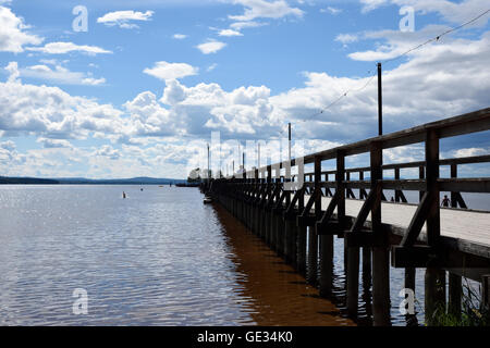 Lange Holzsteg und blauen Himmel mit einigen Wolken, Bild aus Schweden. Stockfoto