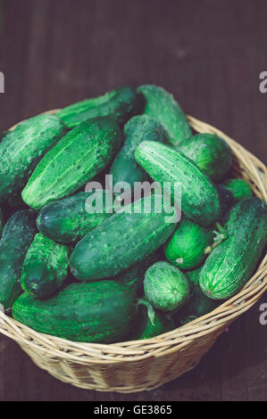 Top Schuss von Gurken im Weidenkorb Stockfoto