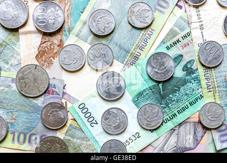 Geld aus Indonesien, Rupiah Banknoten und Münzen. Stockfoto