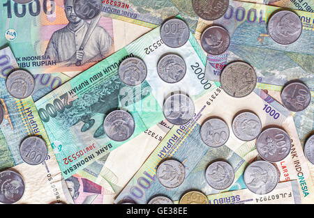 Geld aus Indonesien, Rupiah Banknoten und Münzen. Stockfoto