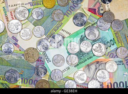 Geld aus Indonesien, Rupiah Banknoten und Münzen. Stockfoto