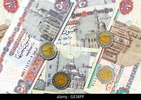 Geld aus Ägypten, Pfund-Banknoten und Münzen. Stockfoto