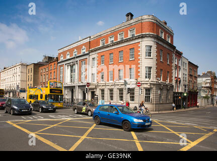 Irland, Dublin, Ormond Quay, am Flussufer Verkehr an der Kreuzung mit der Capel Street Stockfoto