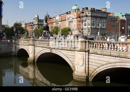 Irland, Dublin, O' Connell Brücke über den Fluss Liffey Stockfoto