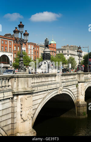 Irland, Dublin, O' Connell Brücke über den Fluss Liffey Stockfoto