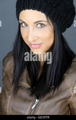 Schöne Brünette trägt einen schwarzen Hut Stockfoto