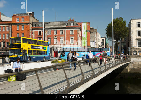 Irland, Dublin, Fußgängern und Verkehr auf 2014 Rosie Hackett Brücke Stockfoto