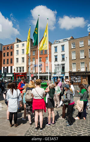 Irland, Dublin, Dame Street, touristische Gruppe außerhalb Dublin Castle Stockfoto