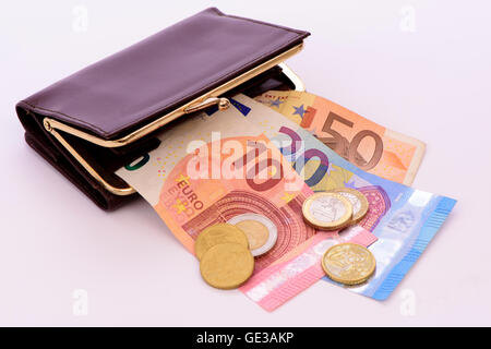 Euro-Banknoten und Münzen im Geldbeutel Stockfoto