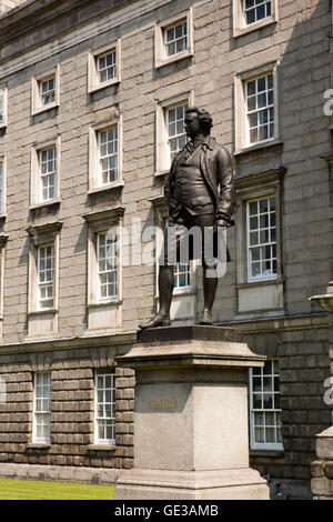 Irland, Dublin, College Green, Trinity College Eingang Statue der Staatsmann Edmund Burke von Henry Foley Stockfoto