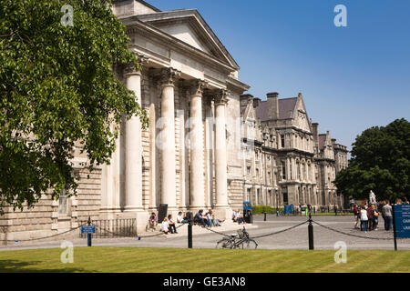 Irland, Dublin, Trinity College, Parliament Square, Besucher saßen auf Kapelle Schritte Stockfoto