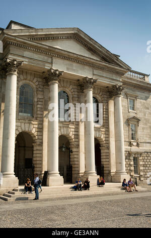 Irland, Dublin, Trinity College, Parliament Square, Besucher saßen auf Kapelle Schritte Stockfoto
