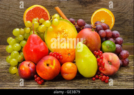Gruppe von gemischten Früchten vom Bauernmarkt Stockfoto