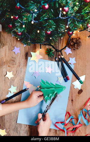 Mädchen, Christbaumkugeln aus Papier Stockfoto